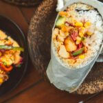 Délicieux sushirrito garni de légumes frais et de riz, parfait pour une expérience de repas fusion.