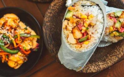 Délicieux sushirrito garni de légumes frais et de riz, parfait pour une expérience de repas fusion.