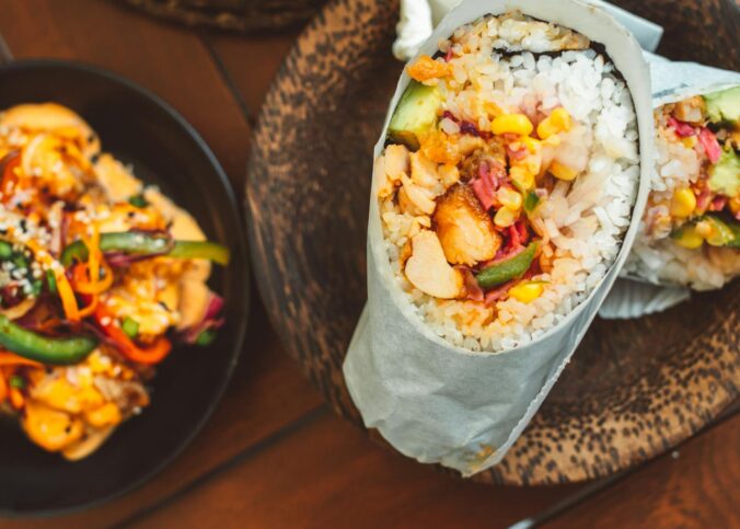 Délicieux sushirrito garni de légumes frais et de riz, parfait pour une expérience de repas fusion.