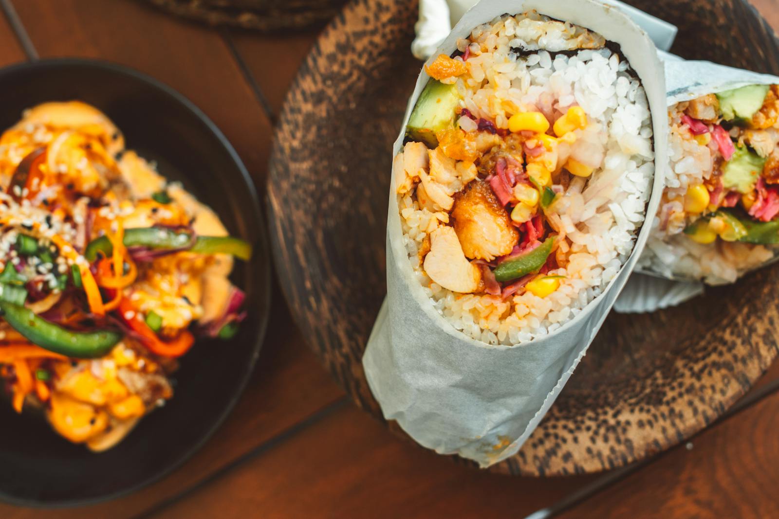 Délicieux sushirrito garni de légumes frais et de riz, parfait pour une expérience de repas fusion.